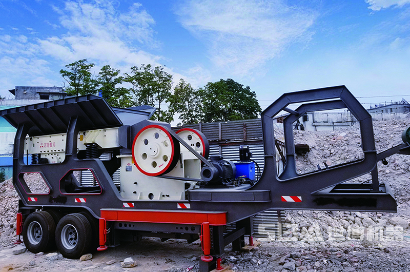 圖為顎式移動(dòng)破碎機(jī)現(xiàn)場(chǎng)