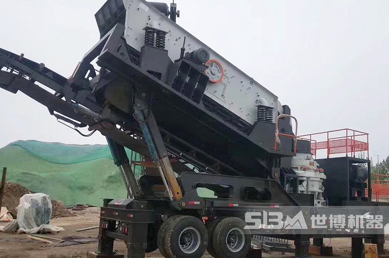 圖為圓錐破移動(dòng)破碎機(jī)現(xiàn)場(chǎng)