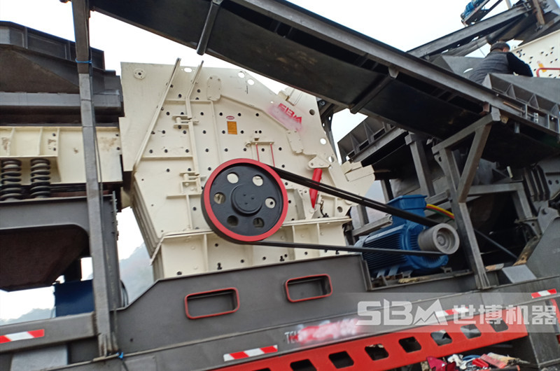 移動250大口反擊破碎機現(xiàn)場圖