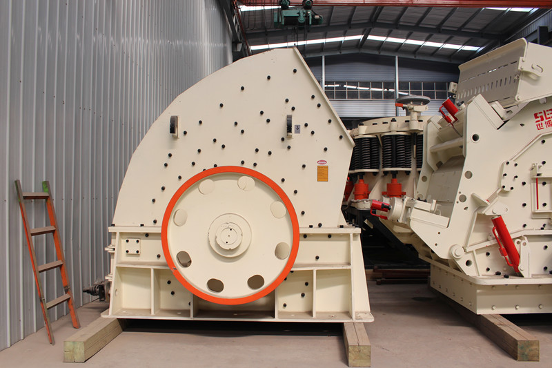 重錘石子碎石機(jī)，破碎石子一次成型