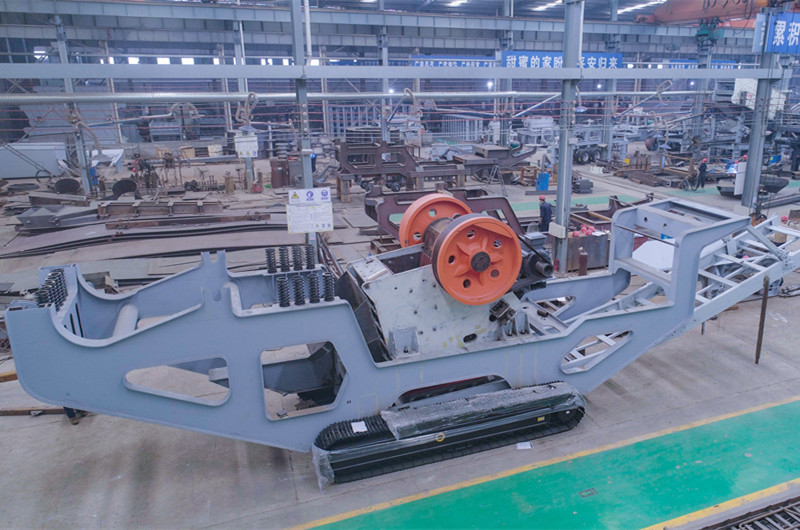 69顎破履帶移動(dòng)破碎機(jī)半成品，生產(chǎn)車間圖
