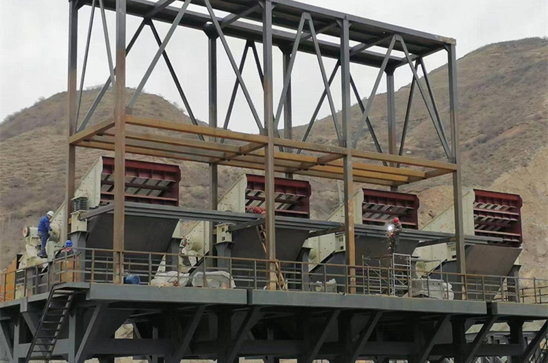 大型礦山礦石振動(dòng)篩現(xiàn)場(chǎng)，多臺(tái)并排生產(chǎn)
