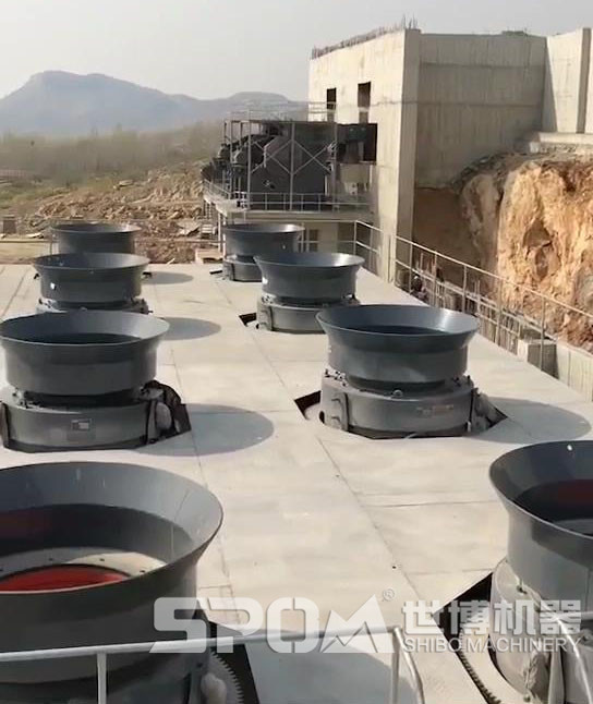 多臺(tái)液壓巖石圓錐機(jī)，現(xiàn)場(chǎng)圖