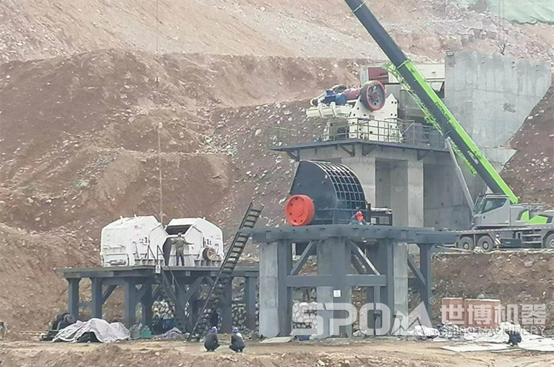 顎破、反擊破、重錘破安裝現(xiàn)場，根據(jù)現(xiàn)場地形高低布置