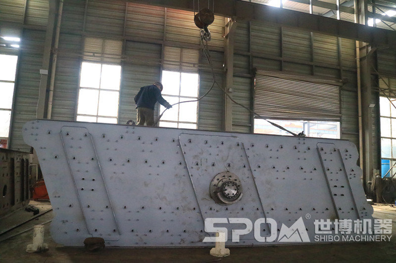 未上油漆的振動篩，振動篩生產(chǎn)車間圖