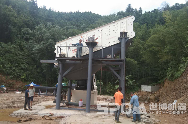 振動(dòng)篩安裝現(xiàn)場圖，安裝角度可見