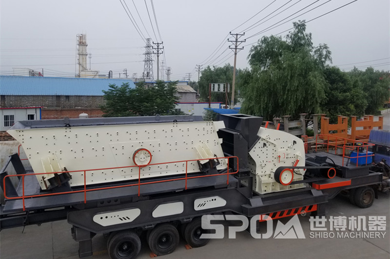 輪胎車一體的反擊破移動(dòng)破碎機(jī)