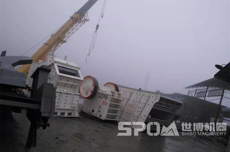 鄂破反擊破振動篩，現(xiàn)場待安裝