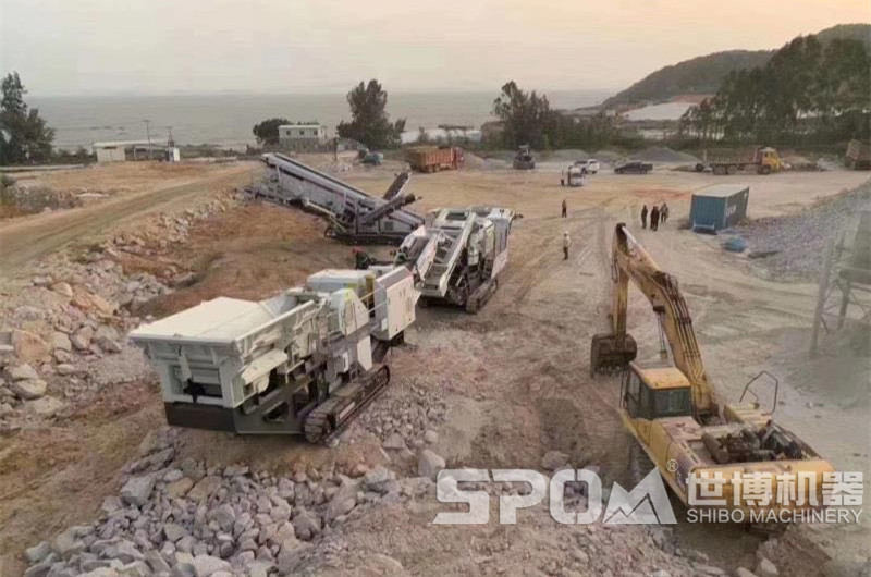 履帶移動(dòng)破碎機(jī)破碎礦石現(xiàn)場圖