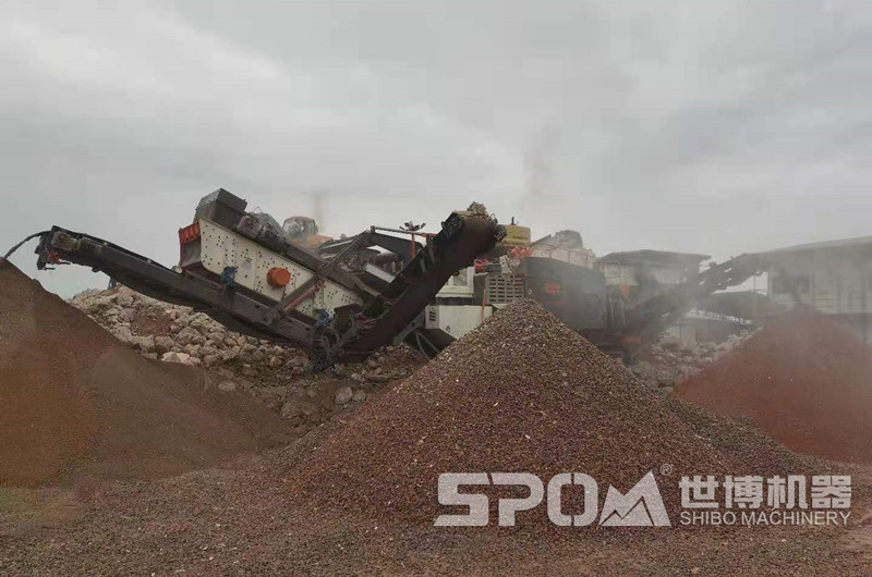 移動(dòng)制砂機(jī)加工建筑垃圾現(xiàn)場