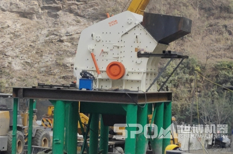 反擊式破碎機(jī)，在玄武巖制砂生產(chǎn)線中負(fù)責(zé)二段破碎
