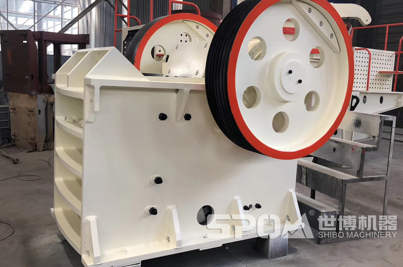 石料廠粗碎設(shè)備：顎式破碎機(jī)