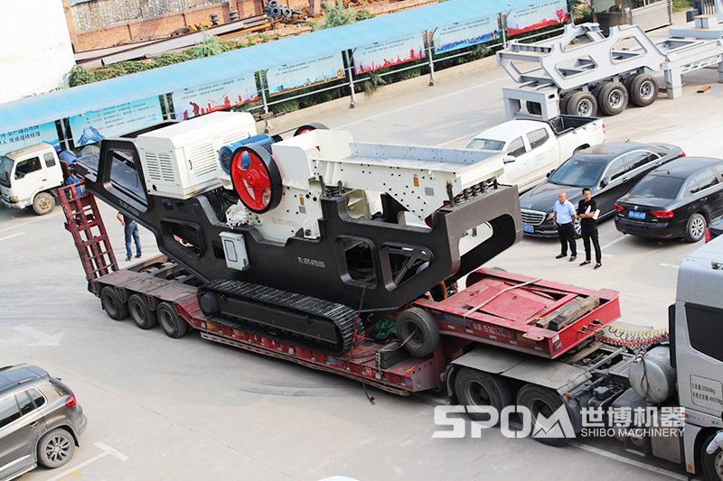 履帶車載一體移動碎石機(jī)發(fā)貨